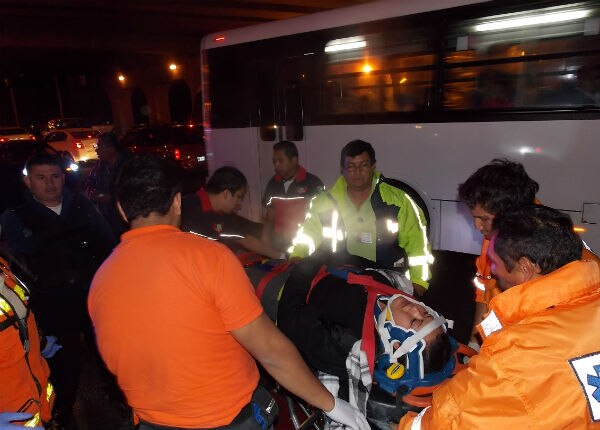 Derriban a joven motociclista