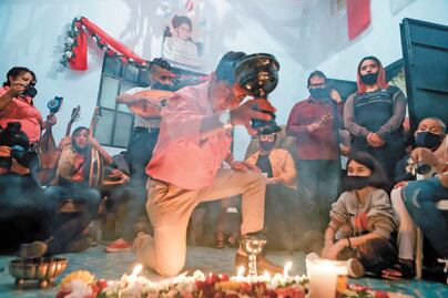 A pesar de la pandemia, concheros viven las fiestas de La Cruz 