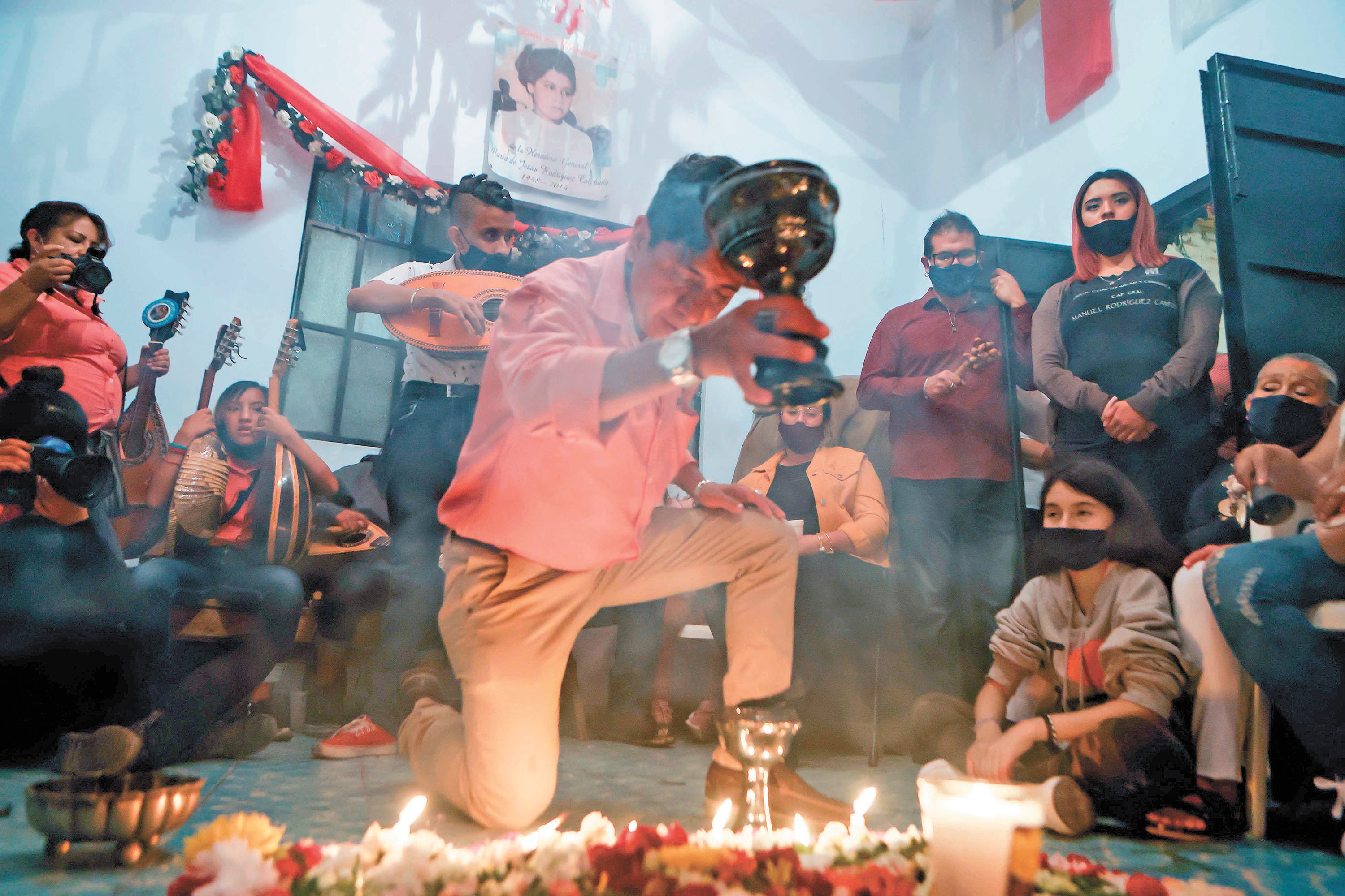 A pesar de la pandemia, concheros viven las fiestas de La Cruz