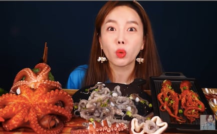 Piden cancelar canal de youtuber que tortura y come animales vivos