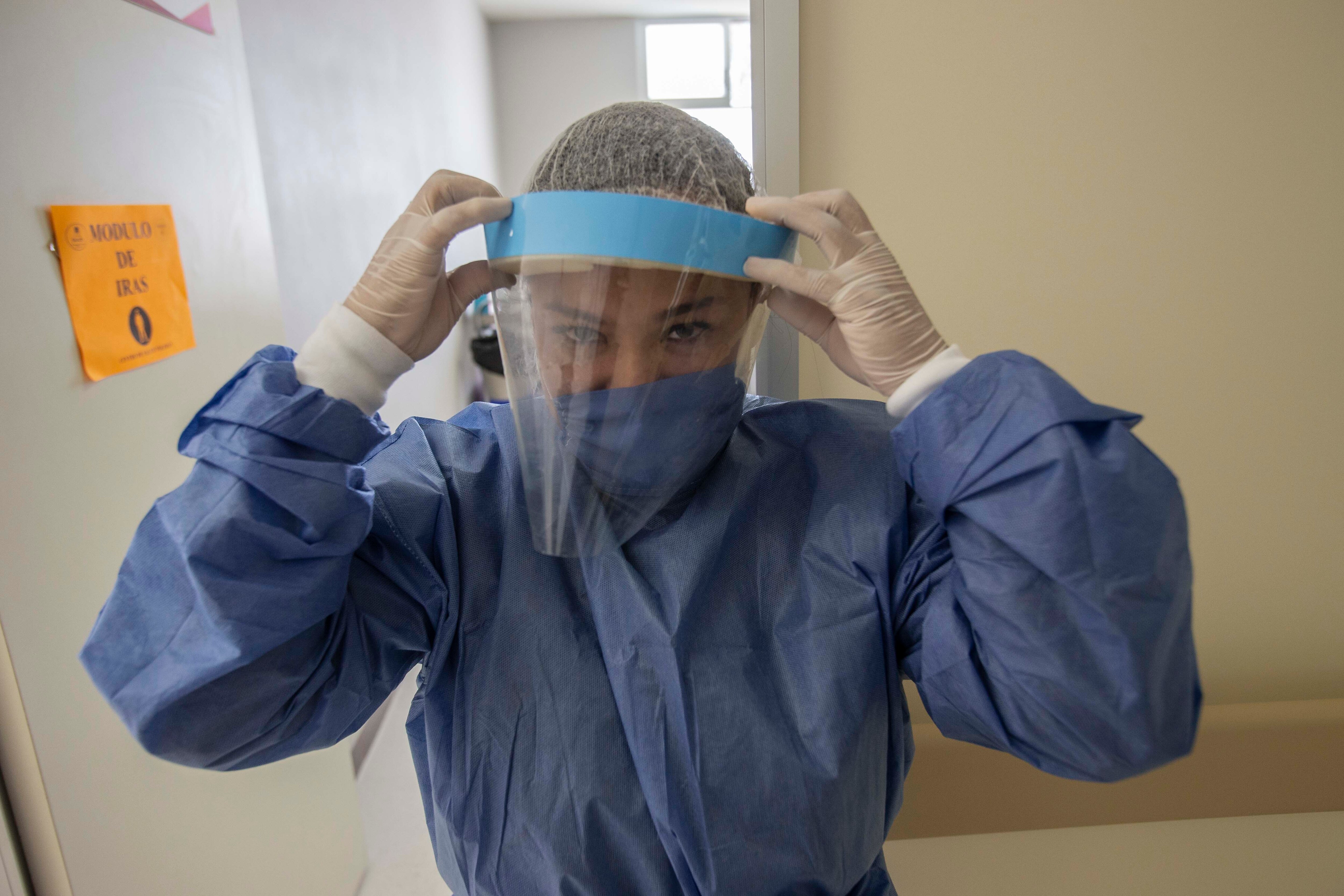 En una comunidad, médico elabora equipo de protección contra el Coronavirus 