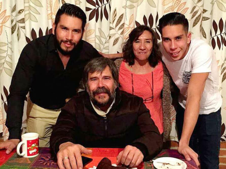 Al pagar multa y una cantidad por concepto de caución, Jerónimo Sánchez quedó en libertad condicional. En la imagen aparece con su familia (ESPECIALL)