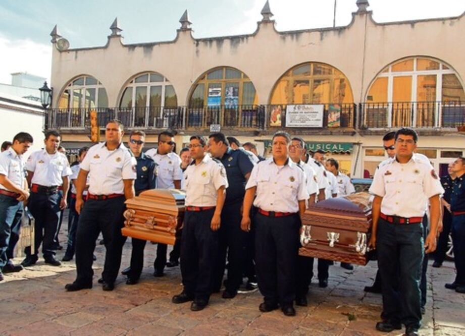 Despiden con ceremonia a bomberos fallecidos