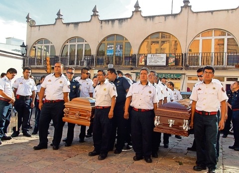 Despiden con ceremonia a bomberos fallecidos