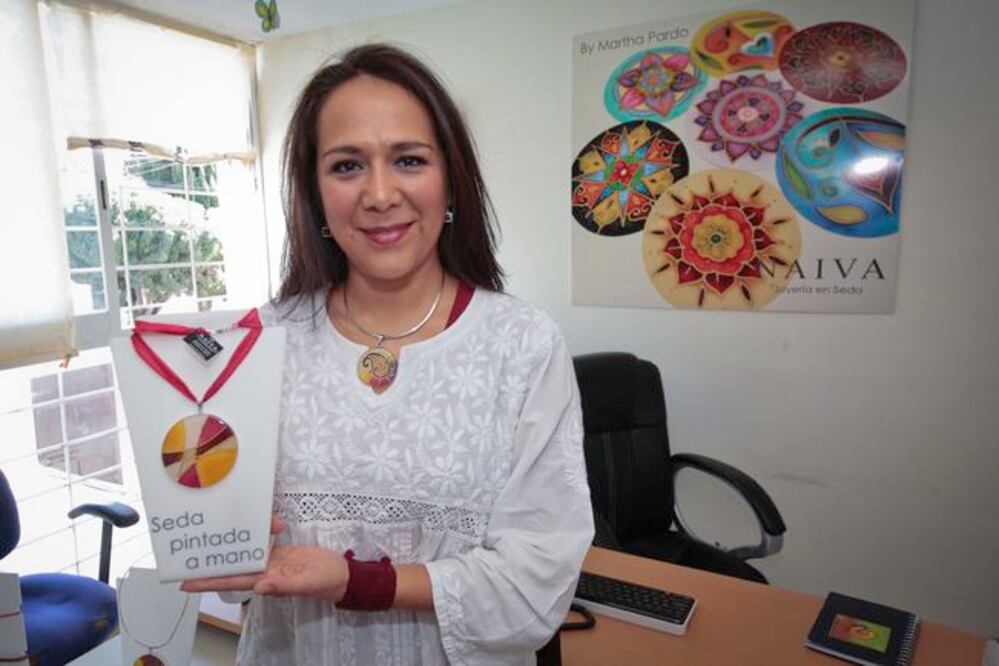 Naiva incursionó en la creación de una línea de joyería con seda pintada a mano, una nueva propuesta ha tenido muy buena aceptación en el mercado. (VÍCTOR PICHARDO)