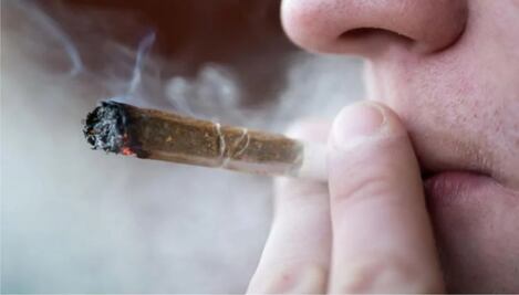 Si fumas marihuana tienes más riesgo de padecer cáncer testicular