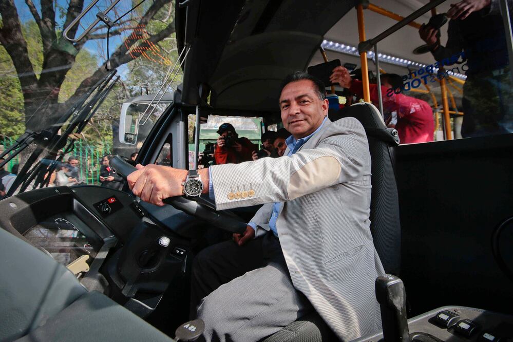 Dan banderazo de salida a flotilla de autobuses 