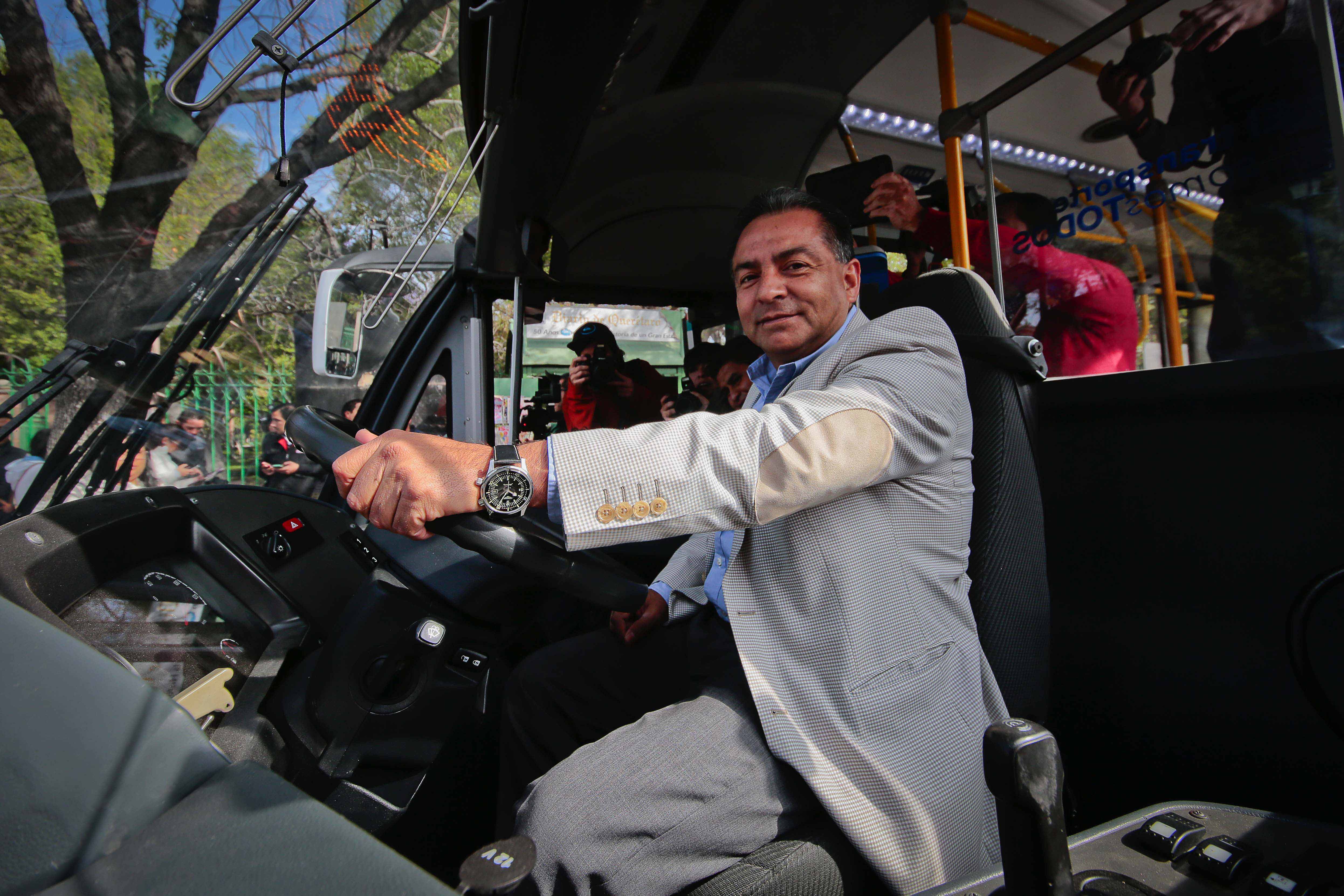 Dan banderazo de salida a flotilla de autobuses
