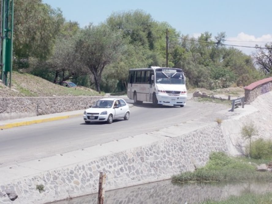 Se quejan vecinos de Corregidora por un puente