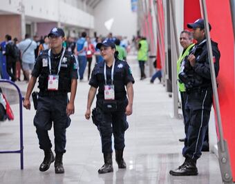 Anfitriones toman muy en serio su papel