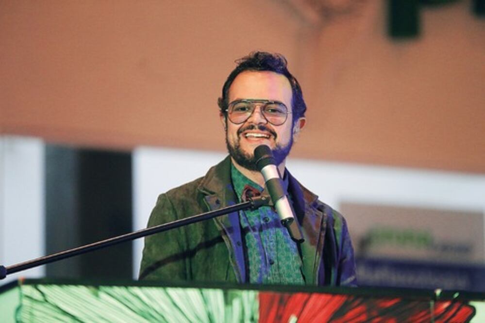 Aleks Syntek revive sus éxitos musicales