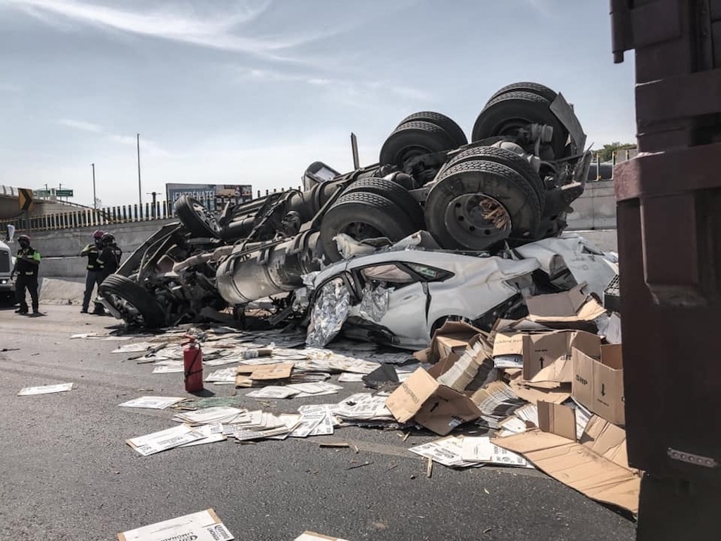 Tráiler aplasta auto compacto en la México-Querétaro