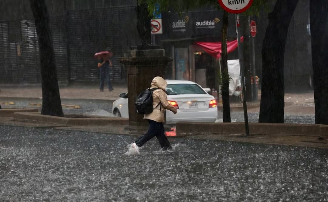 Lluvia, acompañada de ráfagas de aire en el centro de la Ciudad de México. Foto: Valente Rosas