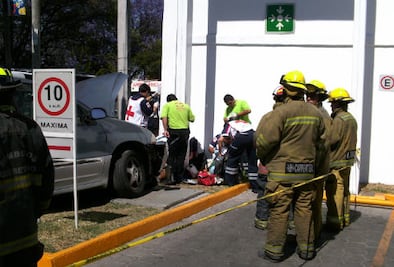 Conductor arrolla a ciclista