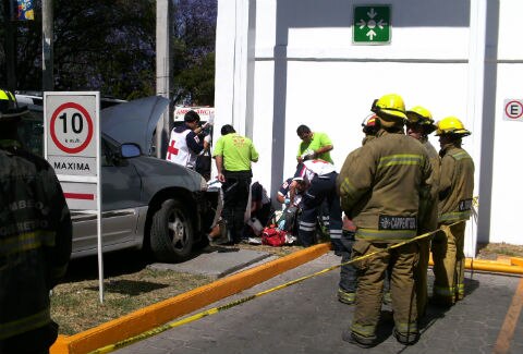 Conductor arrolla a ciclista