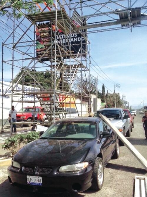 Cae puente peatonal sobre autos