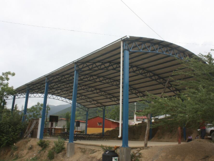 Entregan techado de cancha en Arroyo Seco