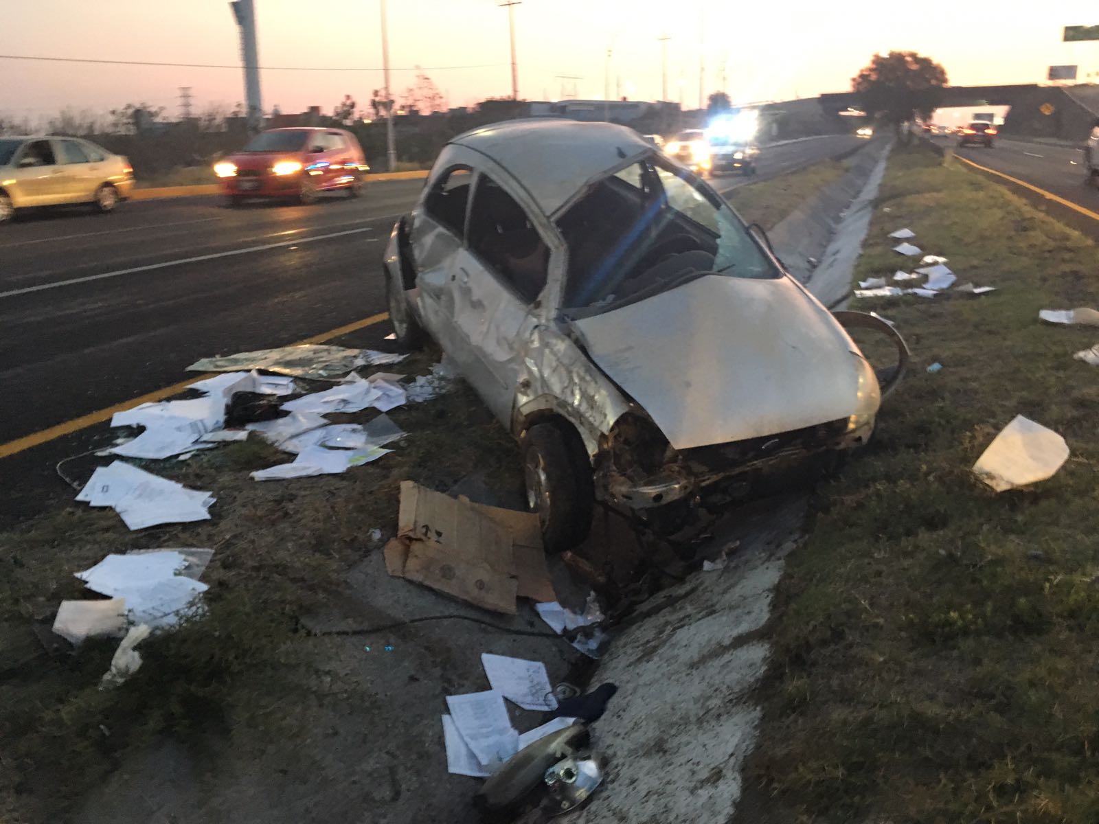 Vaca ocasiona doble accidente en Surponiente