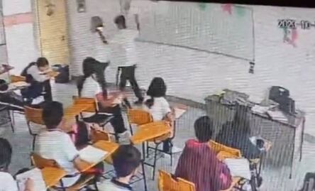 VIDEO: Alumno ataca a puñaladas a su maestra en plena clase en Coahuila