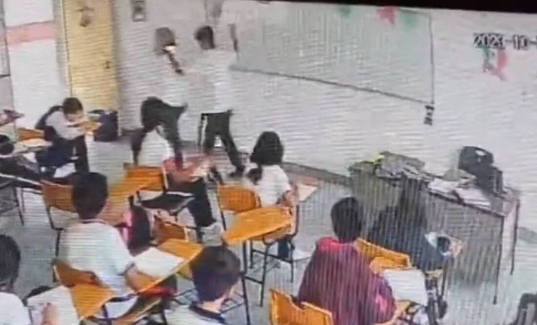 Momento exacto en que el alumno ataca a puñaladas a la profesora por la espalda; los hechos sucedieron en Coahuila. Foto: Captura de pantalla