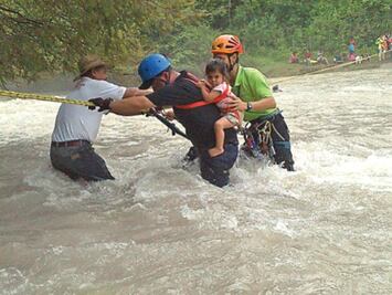 Trabajan para rehabilitar caminos