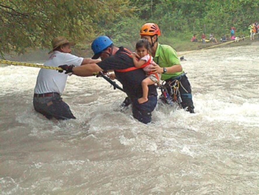 Trabajan para rehabilitar caminos
