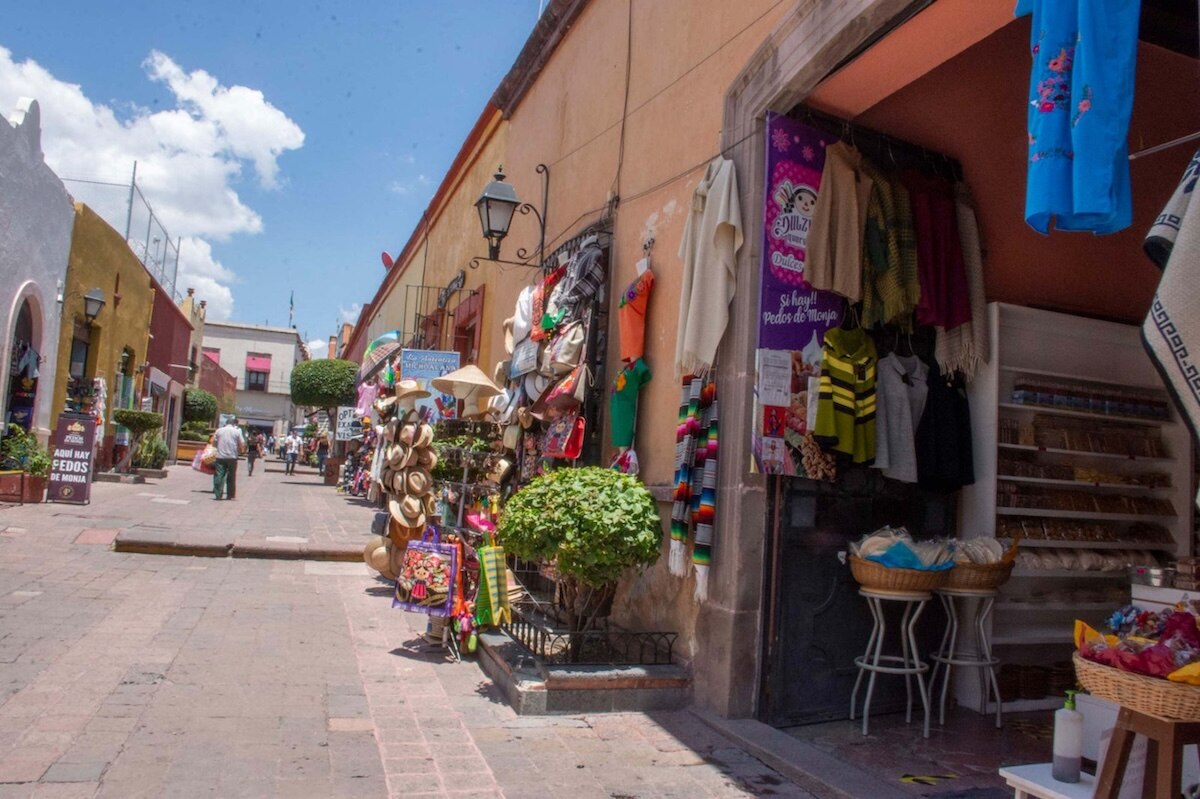 Abren hasta 6 nuevos comercios cada mes