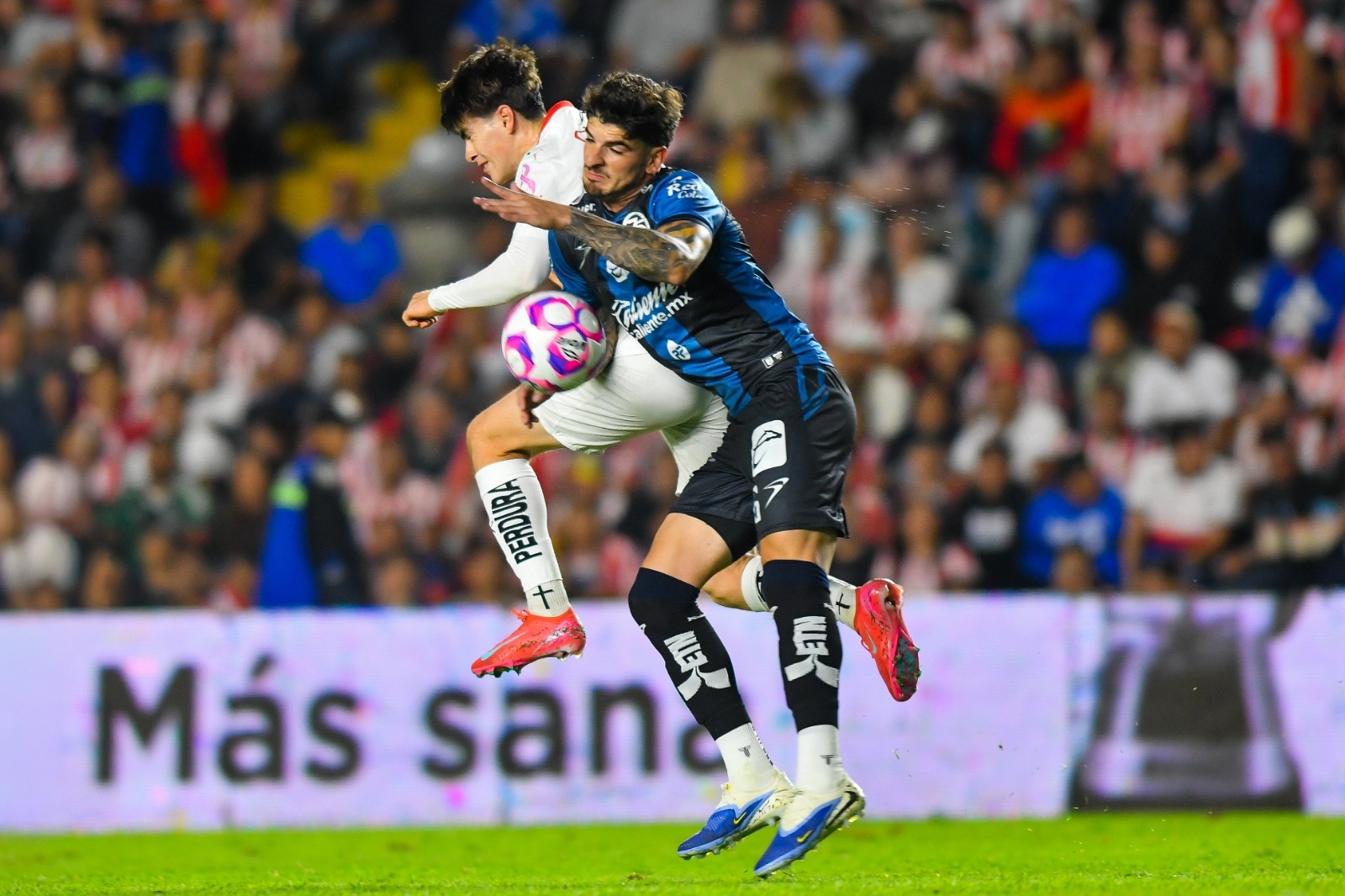 Gallos derrota a Las Chivas en el estadio Corregidora