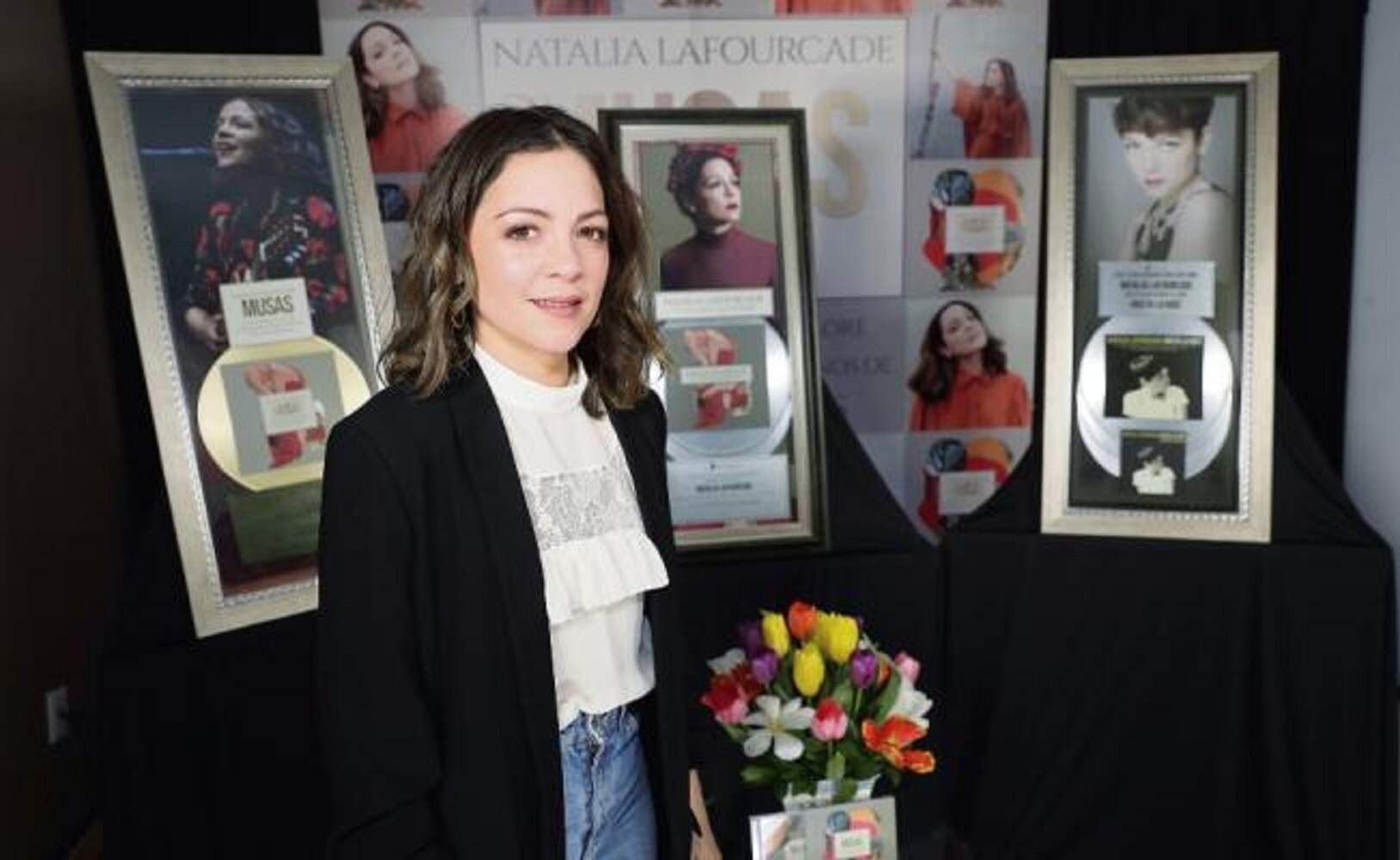 Lafourcade presenta nuevo disco; “votar, nuestro deber”, dice