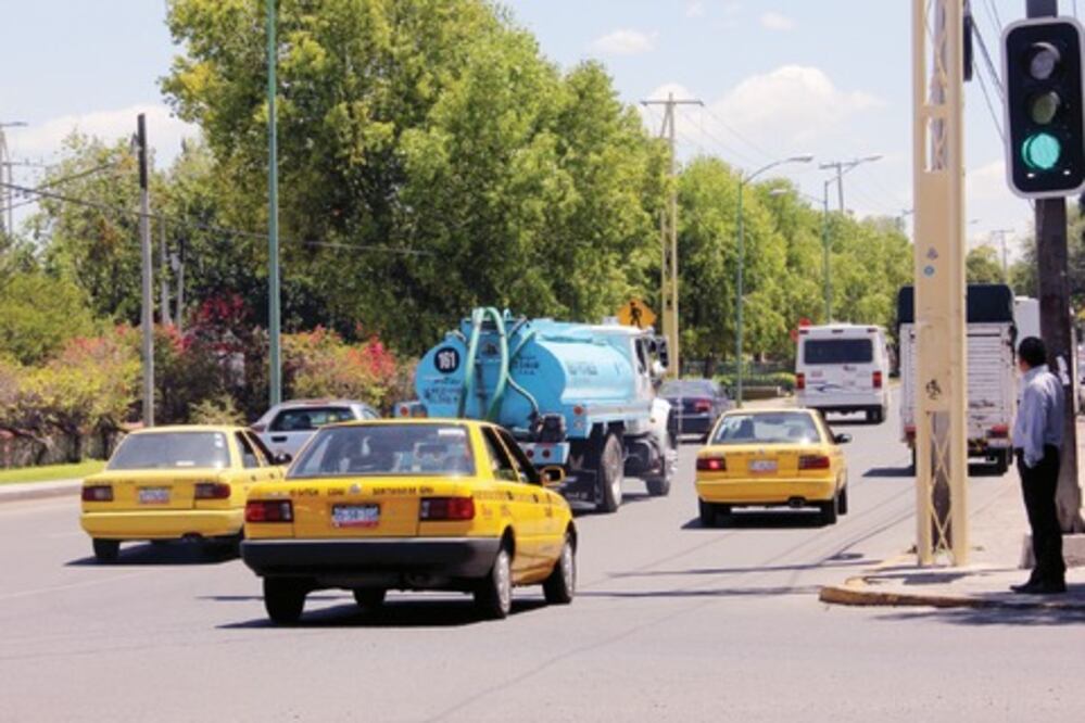 Espera placas de taxis para mejorar ingreso