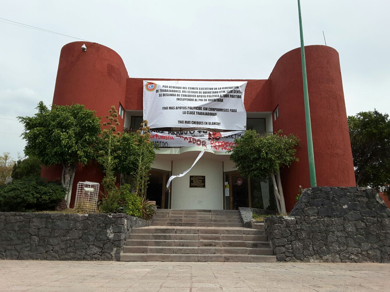 Cuelgan mantas contra actos políticos en la CTM      