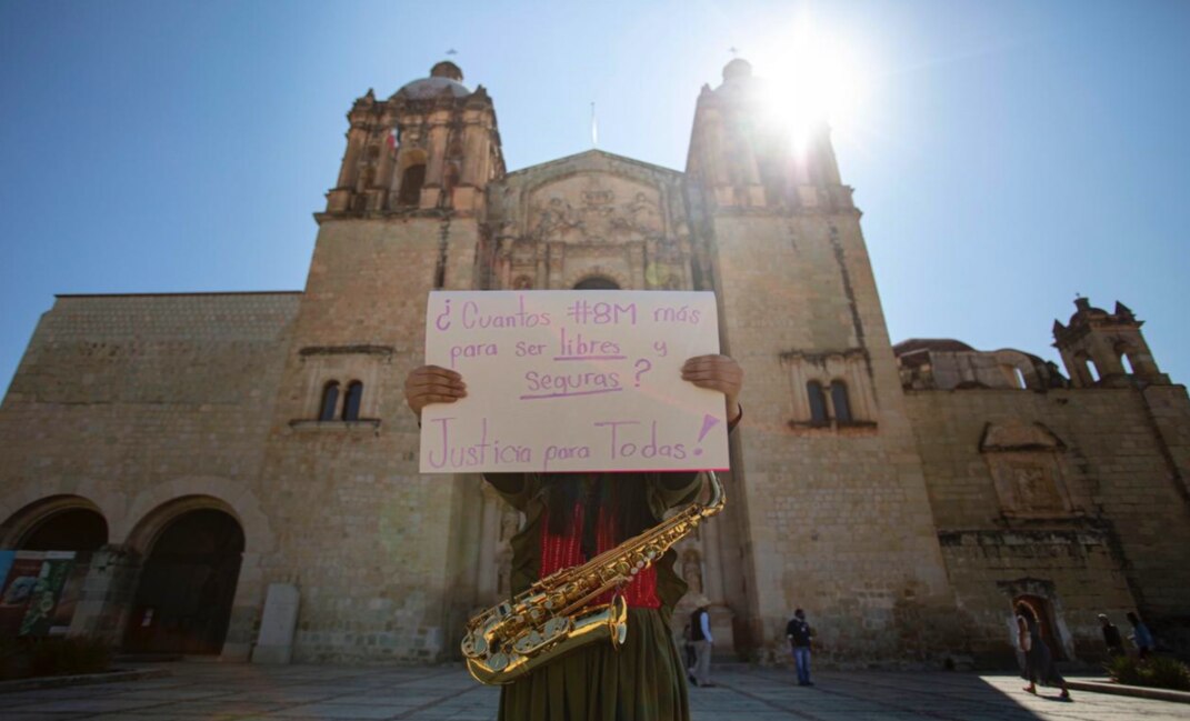 En prisión, muere el hombre que roció ácido a mujer saxofonista en Oaxaca