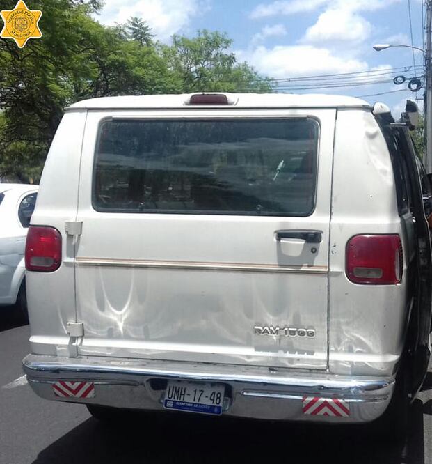 Al menos tres hombres circulaban en la camioneta sospechosa, los cuales ofrecieron dinero a los policías para evitar ser detenidos (ESPECIAL)
