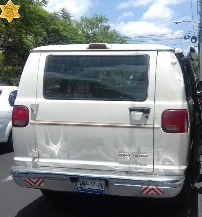 Al menos tres hombres circulaban en la camioneta sospechosa, los cuales ofrecieron dinero a los policías para evitar ser detenidos (ESPECIAL)