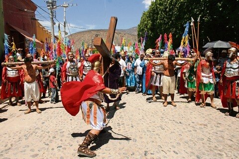 Buscan retomar el Viacrucis