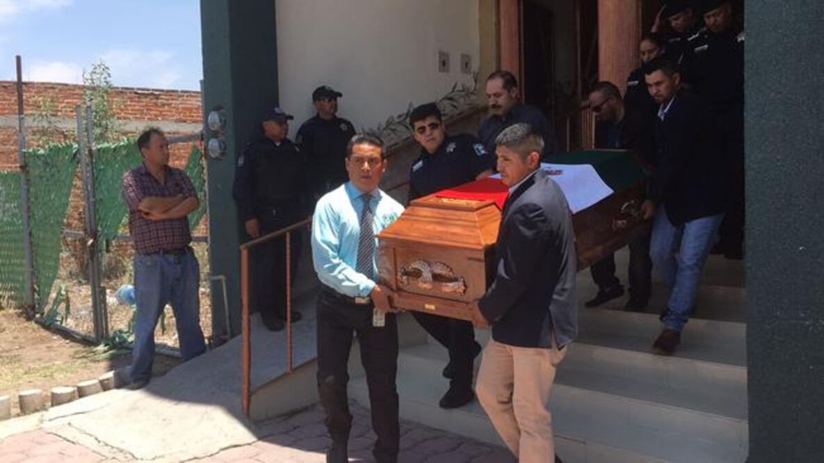 El cuerpo de Jesús Salgado fue conducido a la dirección de Seguridad Pública para después continuar hasta el patio principal de la presidencia municipal. (RAFAEL VIGIL. EL UNIVERSAL)