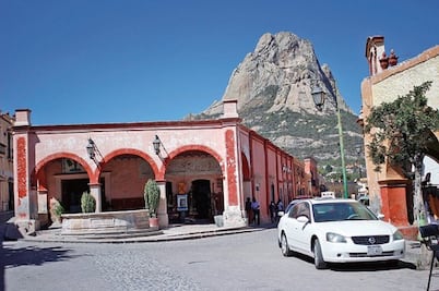 Darán ‘manita de gato’ a Bernal