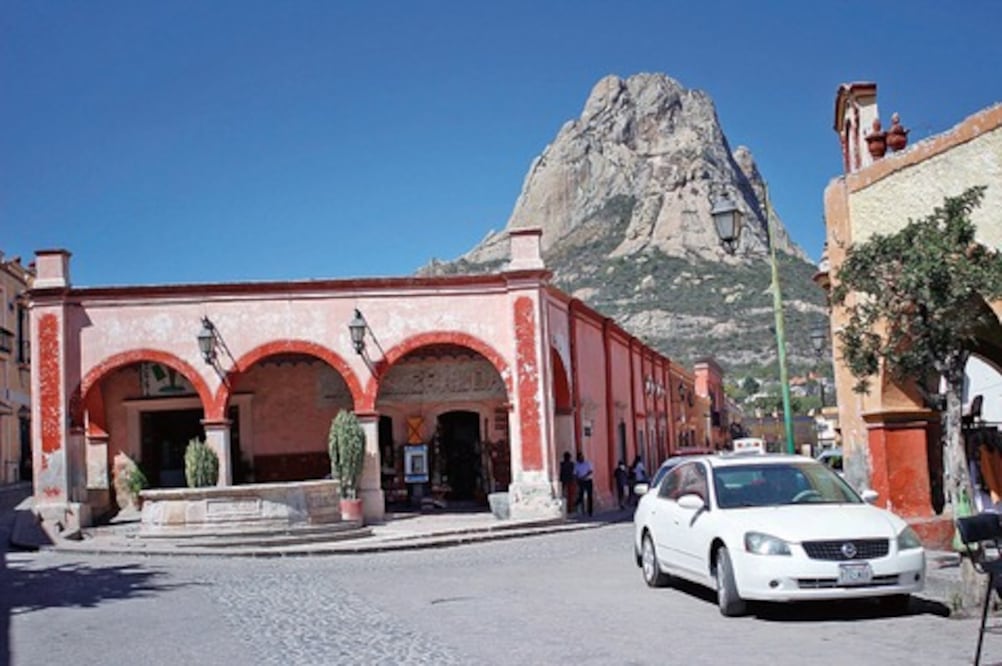 Darán ‘manita de gato’ a Bernal
