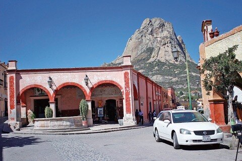 Darán ‘manita de gato’ a Bernal