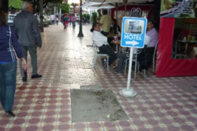 Denuncian vecinos calles en mal estado