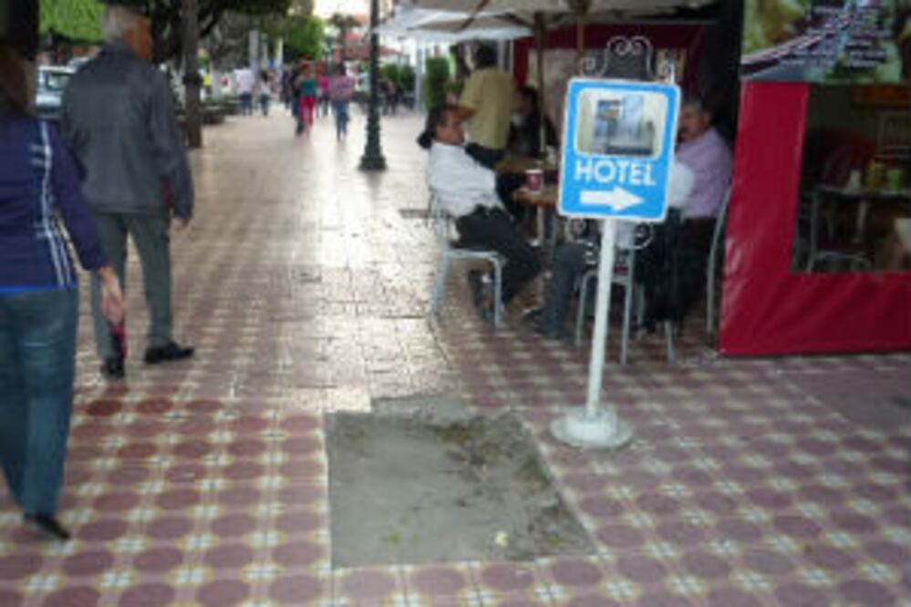 Denuncian vecinos calles en mal estado