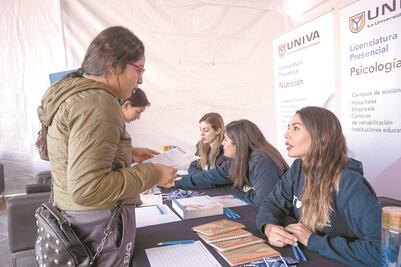 Apoyan a jóvenes con becas de prepa