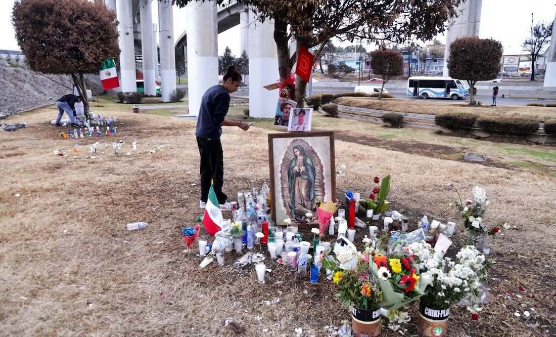 Personas de la CDMX y Edomex acuden al Puente de la Concordia a dejar flores y limpiar memoriales para las víctimas de la explosión de una pipa de gas en la alcaldía Iztapalapa, el 17 de septiembre de 2025. Foto: Carlos Mejía/EL UNIVERSAL