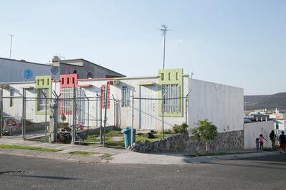 Infonavit lucha por subastar 200 casas en abandono  