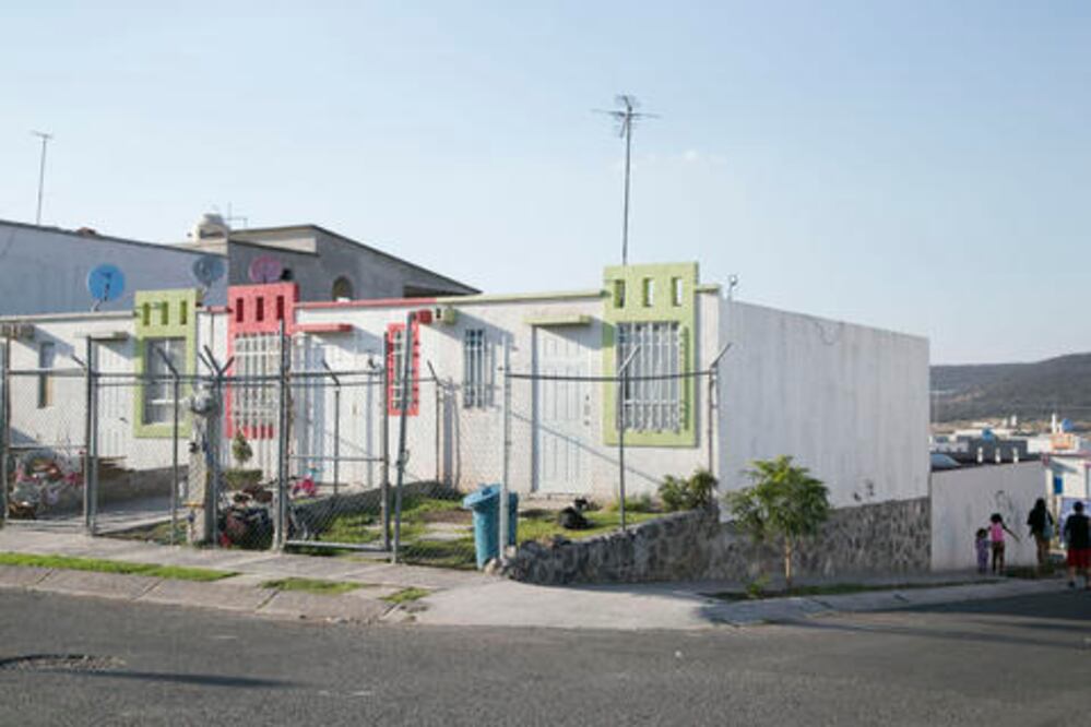 Infonavit lucha por subastar 200 casas en abandono