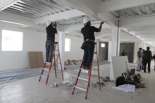 De cada 100 herreros, balconeros, aluminadores y forjadores, 45 laboran en forma subordinada y remunerada (ARCHIVO EL UNIVERSAL)