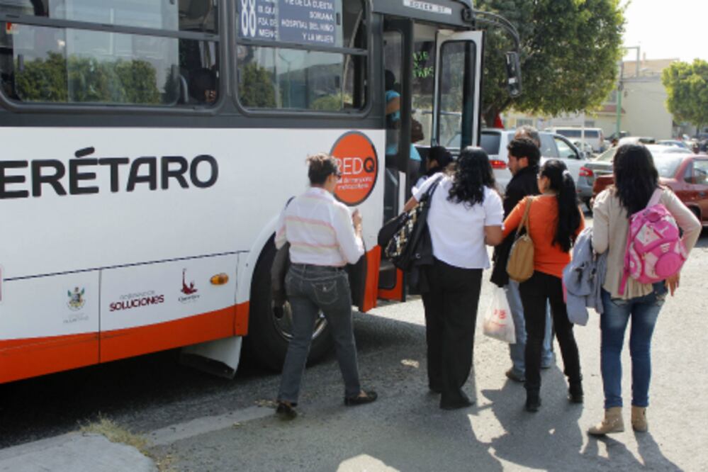 Aplauden despido, tras ofensa a pasajeros