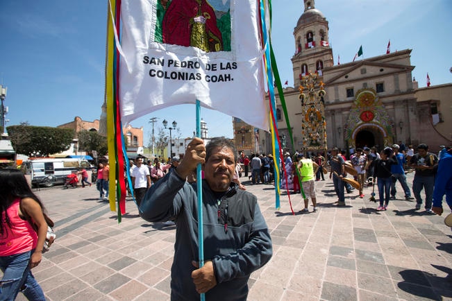 Porfirio Morreno y Diego llegan a la Mesa General del señor Margarito Aguilar, en el barrio de San Francisquito, donde les dan posada y las tres comidas, ellos sólo pagan sus pasajes y de más gastos. (DEMIAN CHÁVEZ. EL UNIVERSAL)