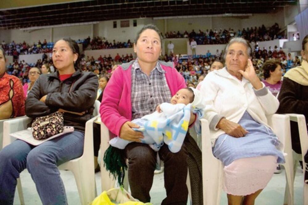 Prevén alfabetizar en 2015 a 18 mil adultos