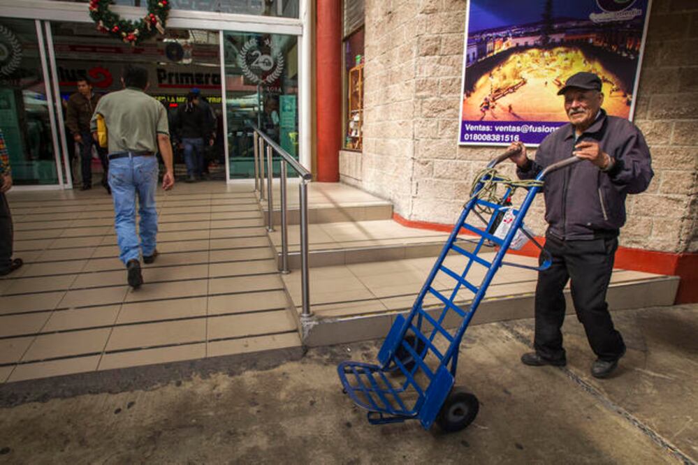 A don Max, quien trabaja como “d iable ro” en la central de autobuses, le da igual que sea Año Nuevo, pues tiene que trabajar. (FOTOS: DEMIAN CHÁVEZ. EL UNIVERSAL)